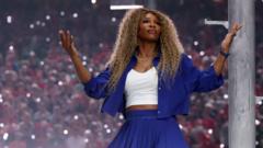 serena-williams-crip-walks-at-surprise-super-bowl-appearance