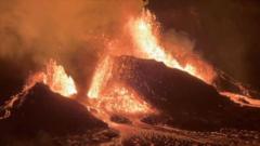 hawaii’s-kilauea-volcano-puts-on-fiery-display-as-eruption-intensifies