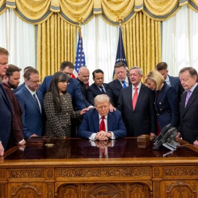 faith-leaders-gather-around-trump-to-pray-in-oval-office:-‘incredible-day’