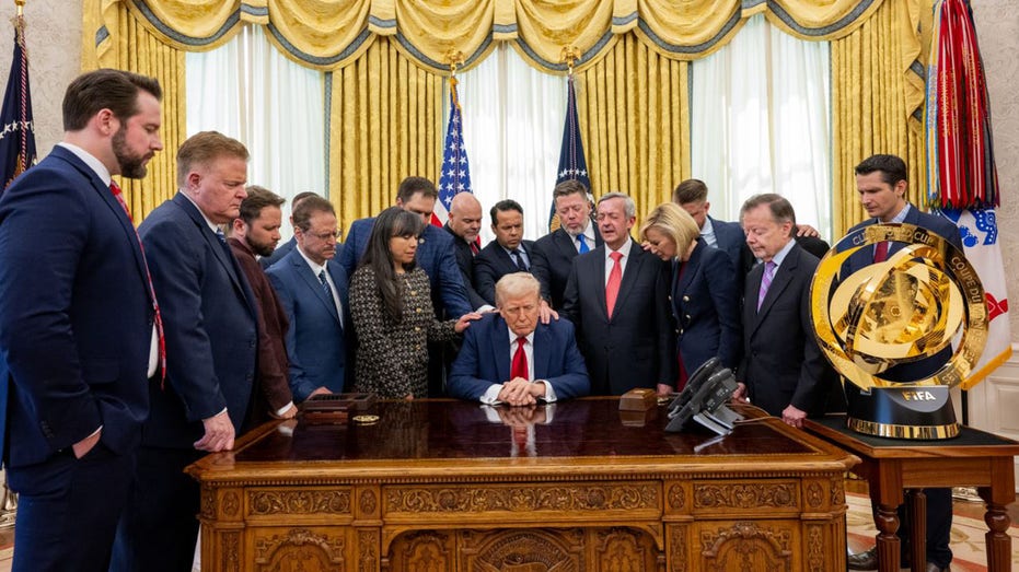 faith-leaders-gather-around-trump-to-pray-in-oval-office:-‘incredible-day’